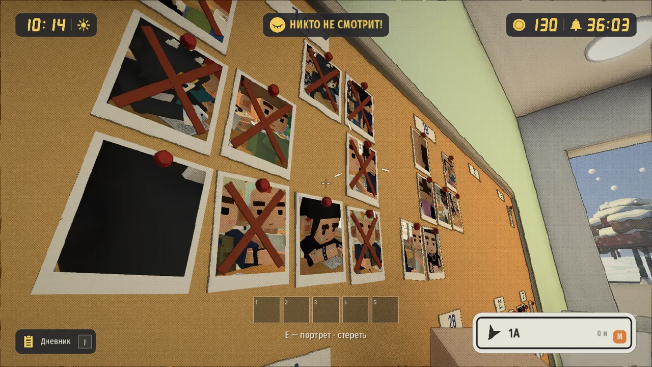 El muro de sospechosos en el juego: fotos de compañeros clavadas en un corcho, casi todas tachadas con marcador rojo